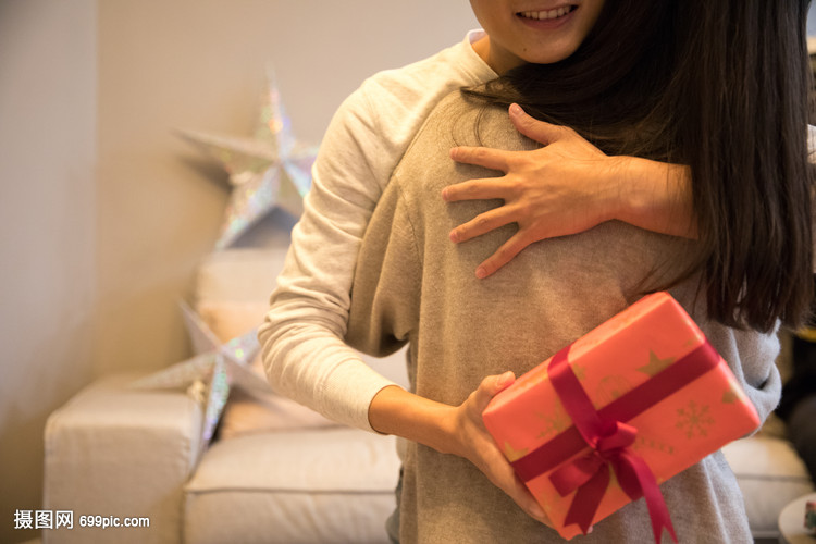 情侶擁抱送禮物